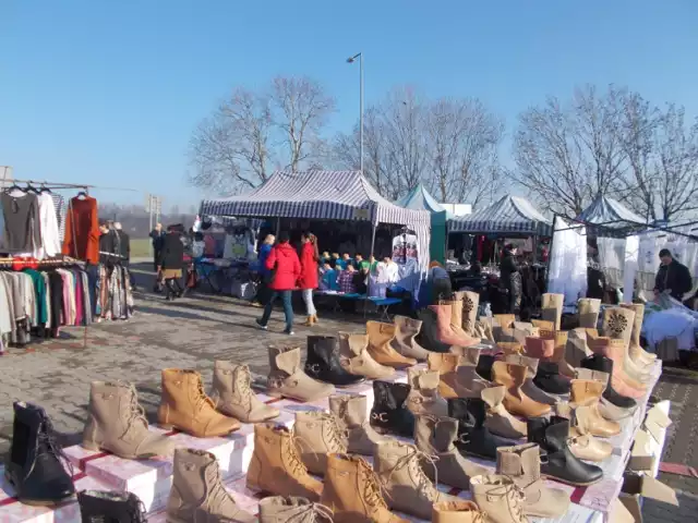 Na zmodernizowanym niedawno targowisku w Radzionkowie, zabrakło miejsca dla niektórych handlarzy. Znajdą nowe miejsce w Tąpkowicach