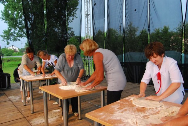 Jedną z atrakcji imprezy "Trawnicka zaciera" jest turniej zacierkowy o "Złotą chochlę"