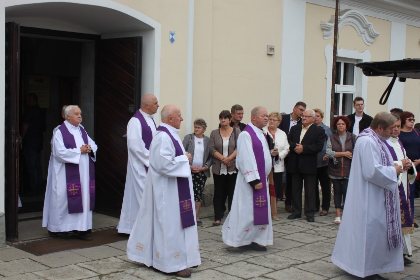 Pogrzeb ks. Leopolda Zielaski: tłumy pożegnały długoletniego proboszcza parafii w Ustroniu (ZDJĘCIA)