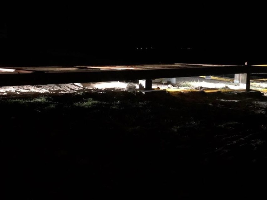 Nocna atrakcja na podwrocławskim zalewie: podświetlany pomost (ZOBACZ)