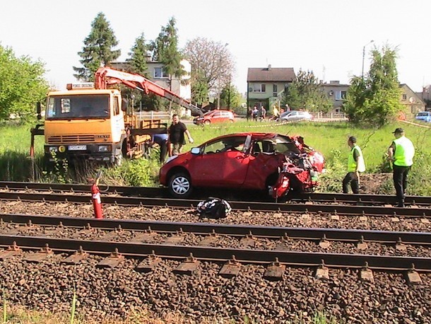 Jedna osoba zginęła w wyniku zderzenia samochodu osobowego z pociągiem na przejeździe kolejowym w Skalmierzycach. Ofiara, to kierowca samochodu.