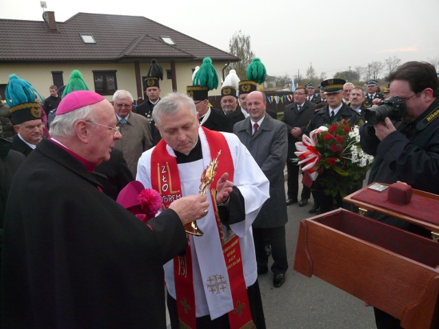 Abp Władysław Ziółek przekazuje relikwię proboszczowi Antoniemu Pietrasowi