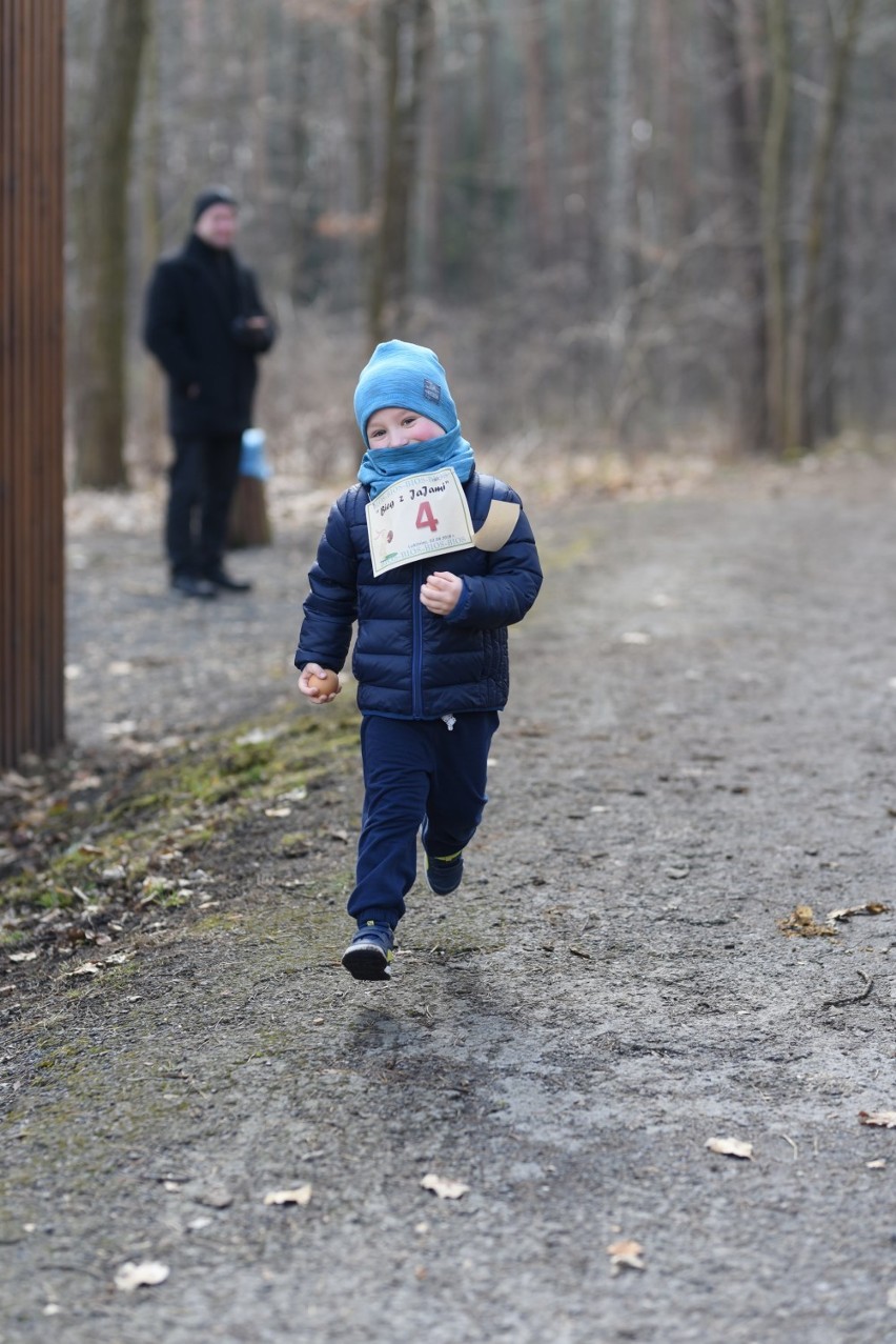 W Lublińcu, w Lany Poniedziałek tradycyjnie biegano z jajami [ZDJĘCIA]