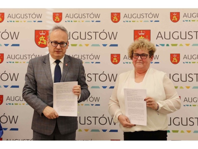 Na zdjęciu burmistrz Augustowa Mirosław Karolczuk oraz Marta Chmielewska, właścicielka schroniska Sonieczkowo