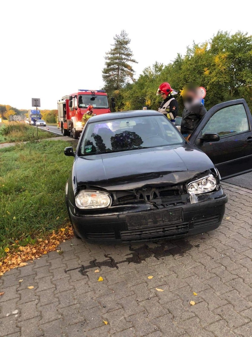 Leszno. Zderzenie dwóch volkswagenów w Trzebani. Jedna osoba trafiła do szpitala [ZDJĘCIA]