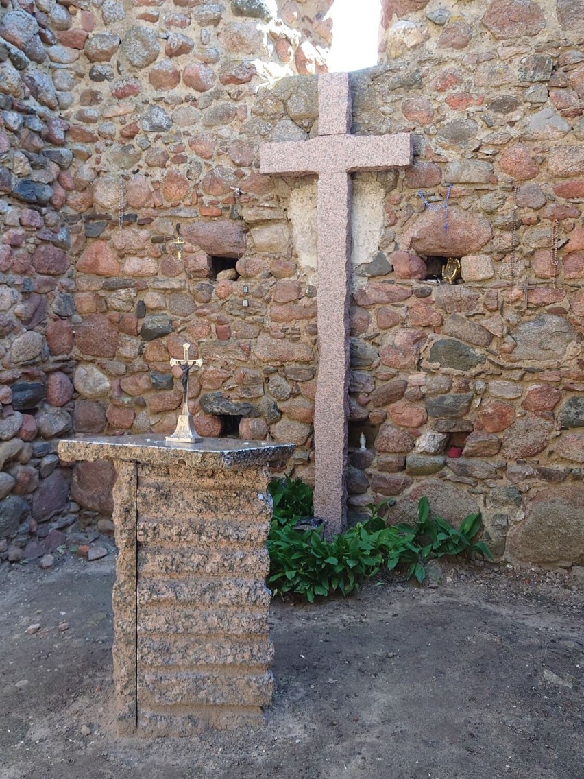 Gmina Kościan. Kamienny krzyż i ołtarz w ruinach kościoła w...