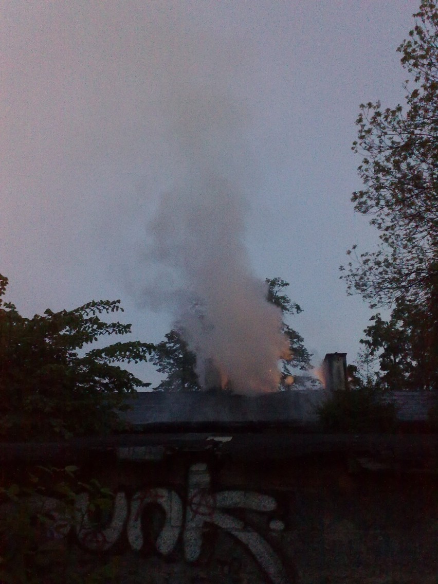 Pięć zastępów straży pożarnej gasi pożar opuszczonego domu...