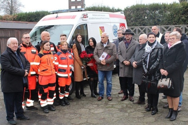 W uroczystym przekazaniu karetki dla ZRM w Lubsku uczestniczył burmistrz Janusz Dudojć, starosta Józef Radzion, wicestarosta Małgorzata Issel, szef pogotowia Ryszard Smyk i ratownicy.