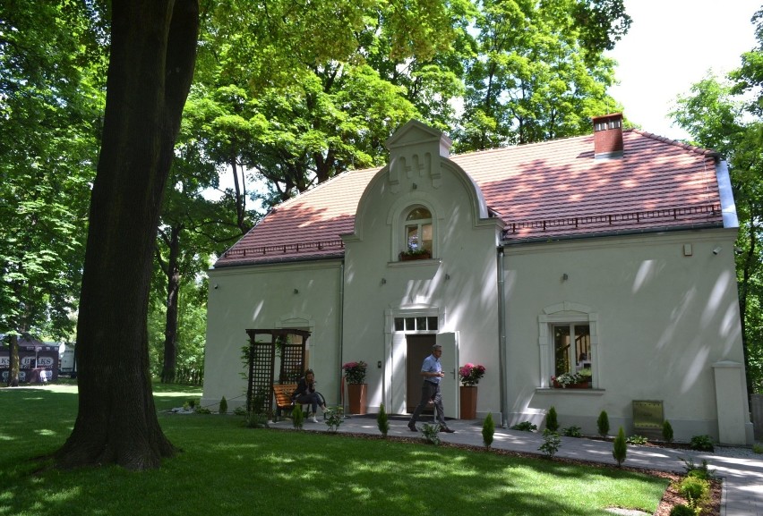 Budynek w Parku Zamkowym został oddany do użytku. U góry...