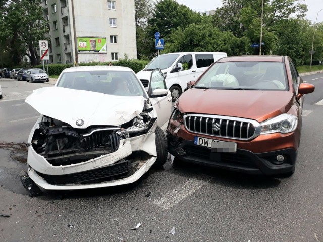 Sprawcą wypadku jest kierowca skody, który nie ustąpił pierwszeństwa przejazdu kierującemu suzuki