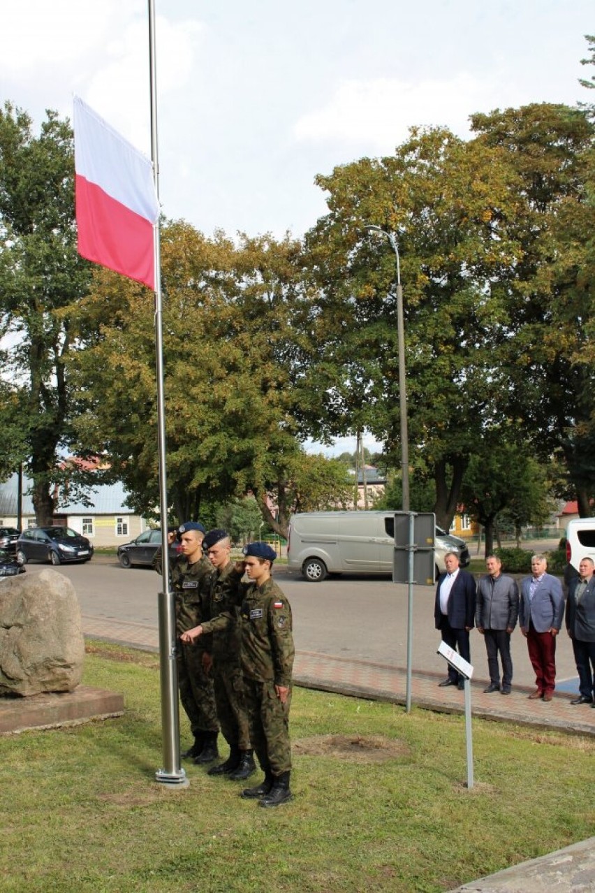 Biało-czerwona powiewa w Dąbrowie Białostockiej. Flaga państwowa już na maszcie 