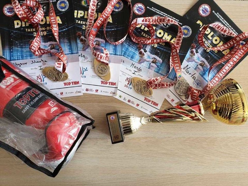 19 medali zawodników Tomaszowskiej Akademii Taekwondo w...