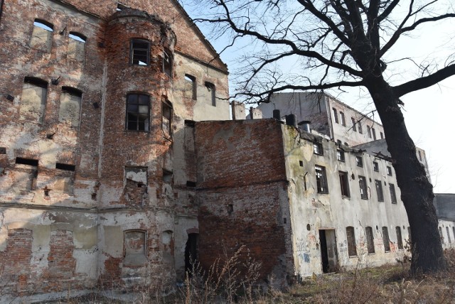 Pozostałości majestatycznego młyna Szancera od wielu lat straszą w centrum Tarnowa. Budynek w 2015 roku strawił pożar, w 2020 został wpisany do rejestru zabytków