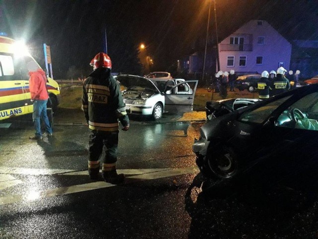 Wypadek w Genowefie na drodze krajowej nr 92. Cztery osoby zostały poszkodowane. Strażacy zabezpieczali miejsce zdarzenia i pomagali wydostać się uwięzionej w pojeździe kobiecie.

WIĘCEJ: Wypadek w Genowefie