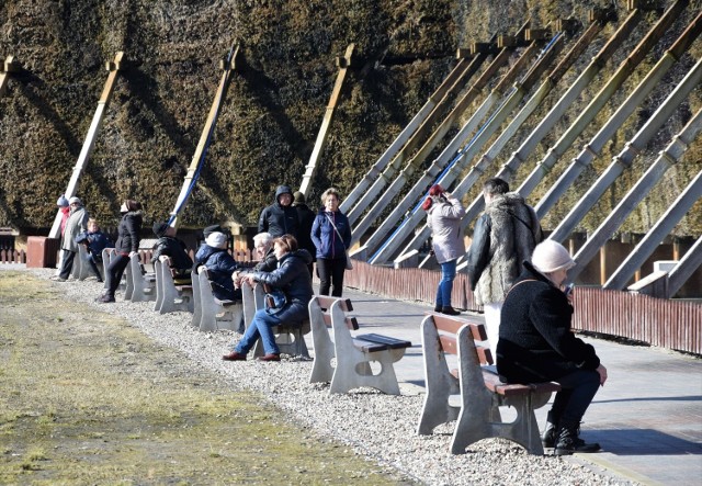 Inowrocławskie Solanki sposobią się do nadejścia wiosny. Ekipy remontowe uzupełniają tarninę w tężniach. Przebudowywana jest alejka biegnąca w kierunku parku linowego, na której znacznie poszerzono pas dla rowerzystów. Ekipy czyszczą parkowe skwery z ubiegłorocznych, suchych liści. W pierwszych, prawie wiosennych promieniach słonecznych opaleniznę łapią kuracjusze. Termometr wskazuje ponad 10 stopni Celsjusza. Wskazówka uzdrowiskowego barometru "idzie" na wyż.