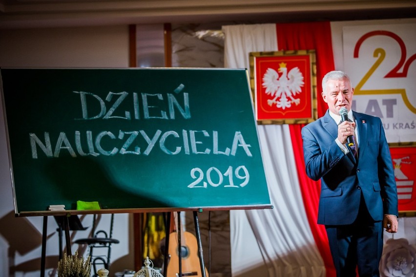 Nauczyciele z powiatu kraśnickiego świętowali Dzień Edukacji Narodowej. Zobacz zdjęcia z uroczystości