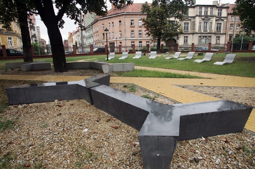 Powstaje strefa wypoczynku przy Bibliotece Publicznej w Legnicy [ZDJĘCIA] 