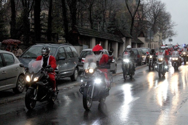 Kawalkada zmotoryzowanych świętych Mikołajów przejechała w niedzielę, 9 grudnia, w południe przez centrum Kielce.  Nie poruszali się saniami, bo nie było śniegu, ale na motorach. 



>>> ZOBACZ WIĘCEJ NA KOLEJNYCH ZDJĘCIACH 