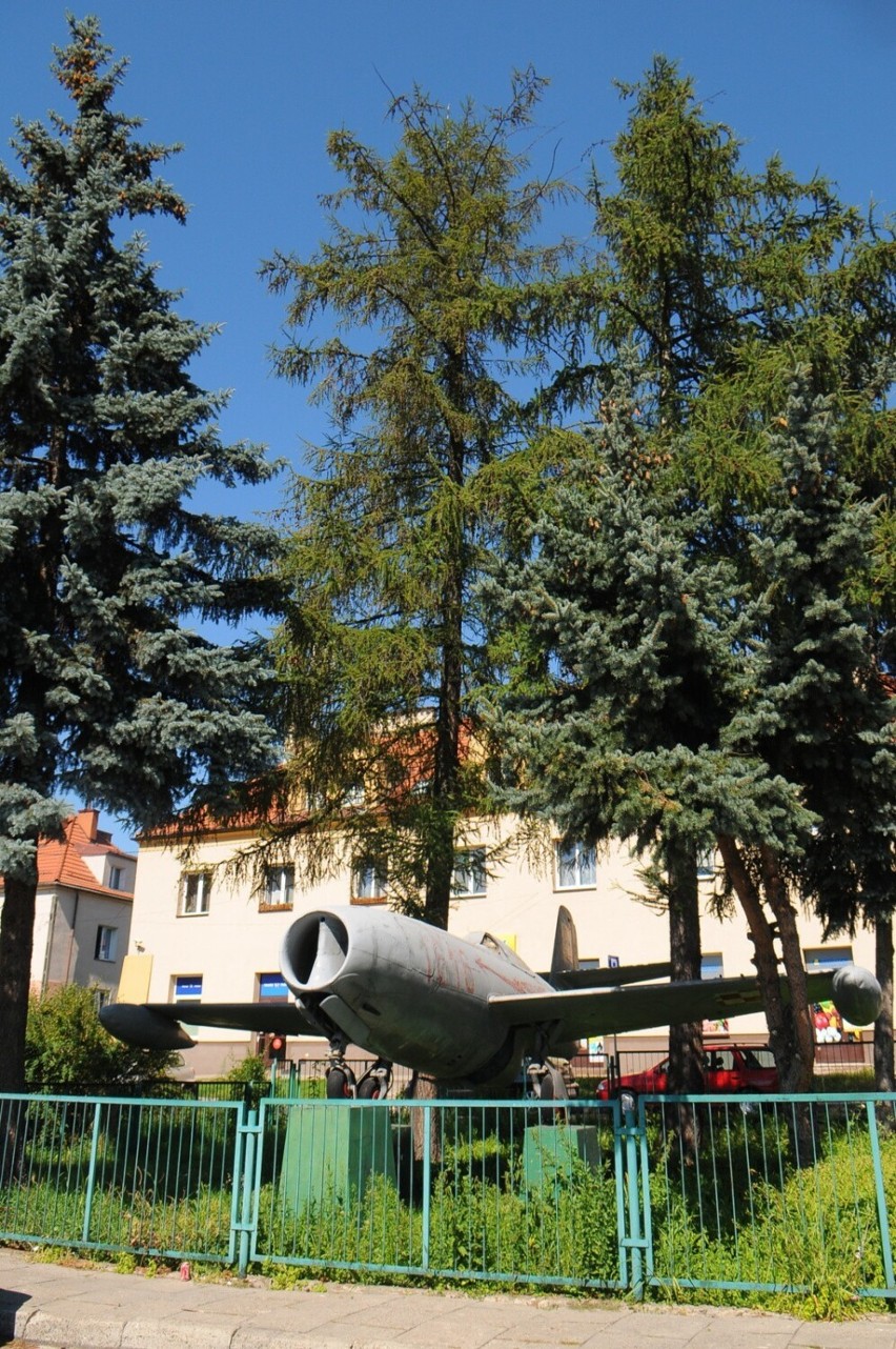 Zarząd Zieleni Miejskiej w Krakowie szuka właściciela samolotu, który stoi przy przystanku