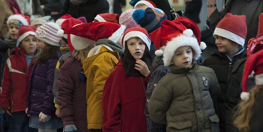 Tłum przedszkolaków powitał Świętego Mikołaja na Okęciu - 2.12.2013