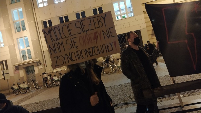 Strajk kobiet w Białymstoku. Ponad setka młodych ludzi zatańczyła poloneza na Rynku Kościuszki 30.10.2020