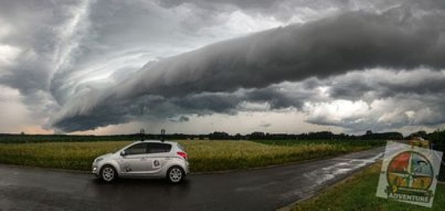 Niebo nad Bełchatowem i powiatem w piątek, 9 lipca 2021, przed burzą