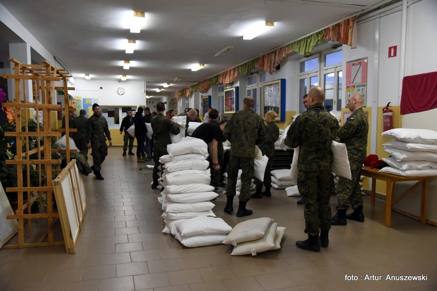 Zamach terrorystyczny i napad na stację benzynową – to...