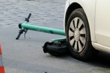 Niebezpieczny wypadek na Mazowszu. 15-latka kierująca hulajnogą elektryczną wjechała pod samochód. Dziewczyna trafiła do szpitala 