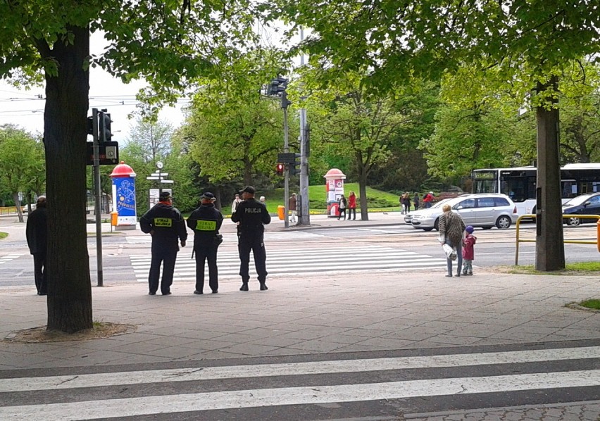 Toruńska  straż  miejska i policja  na służbie.