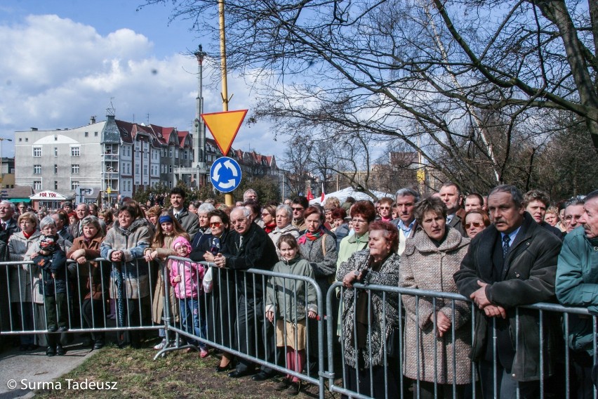 Tłumy na odsłonięciu pomnika Jana Pawła II w Stargardzie 15 lat temu. Mieszkańcy, księża, władze