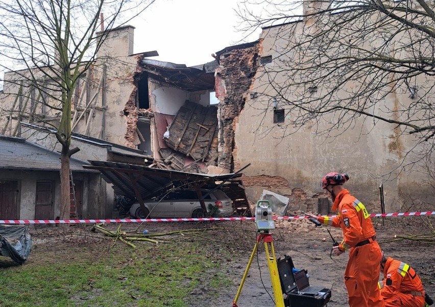 Katastrofa budowlana w Piotrkowie. Pustostan zawalił się w podwórku przy ul. Dąbrowskiego ZDJĘCIA