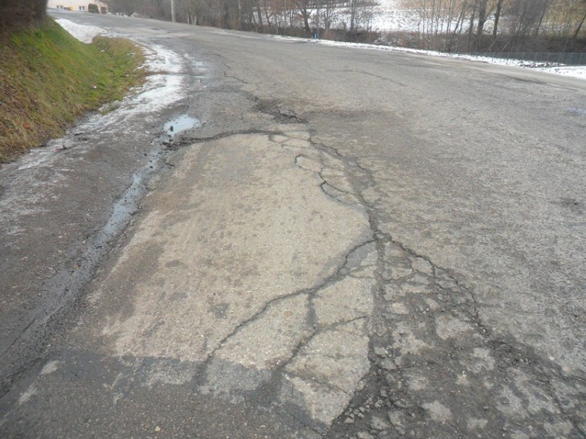 Ulica Jarowa-drogowa katastrofa po zimie .