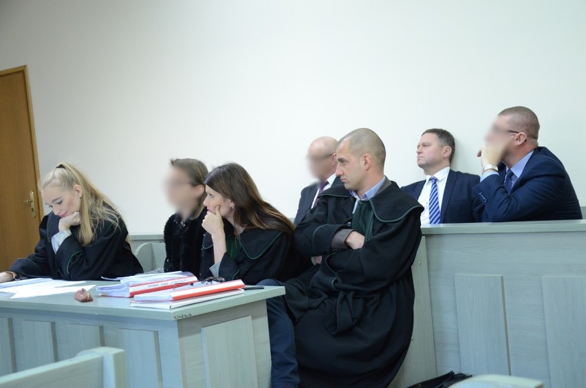 Kamil Ładziak, były wójt gminy Bełchatów, zasiadł wraz z urzędnikami na ławie oskarżonych. Nie przyznają się do winy [ZDJĘCIA]
