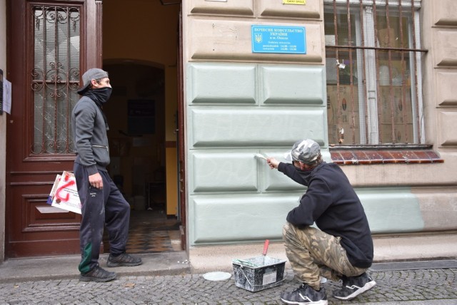 W sobotę (24.10) wczesnym popołudniem napis zniknął z elewacji kamienicy. Rozprawili się z nim wysłani na miejsce pracownicy jednej z firm, wyposażeni w zieloną farbę.