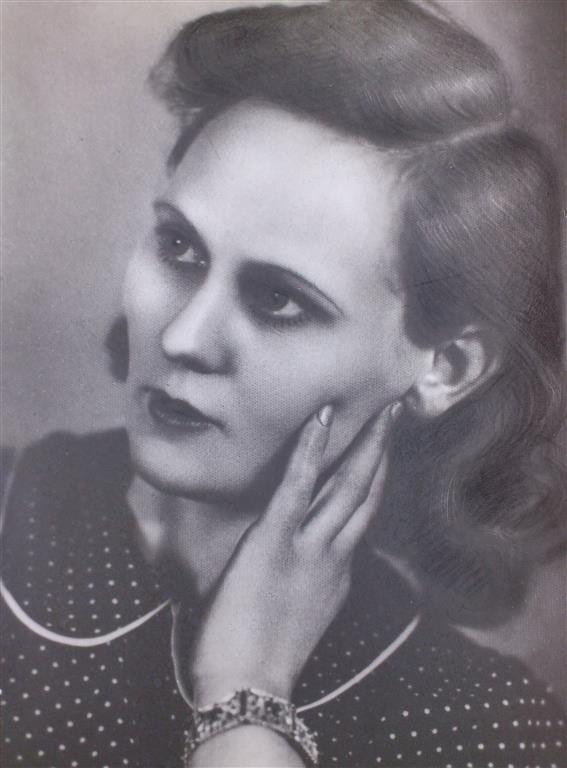 Jadwiga Wąs, jedna z córek państwa Wąsów. Fotografię zrobiono prawdopodobnie w  połowie lat 30. XX wieku.  Kobieta zmarła w 1994 roku.