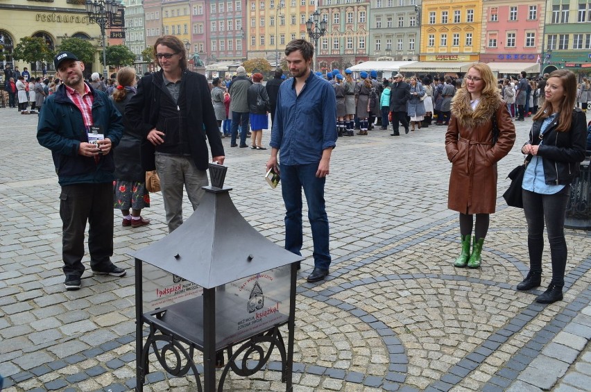 Każdy z nich zaopatrzony był w egzemplarz swojej książki....