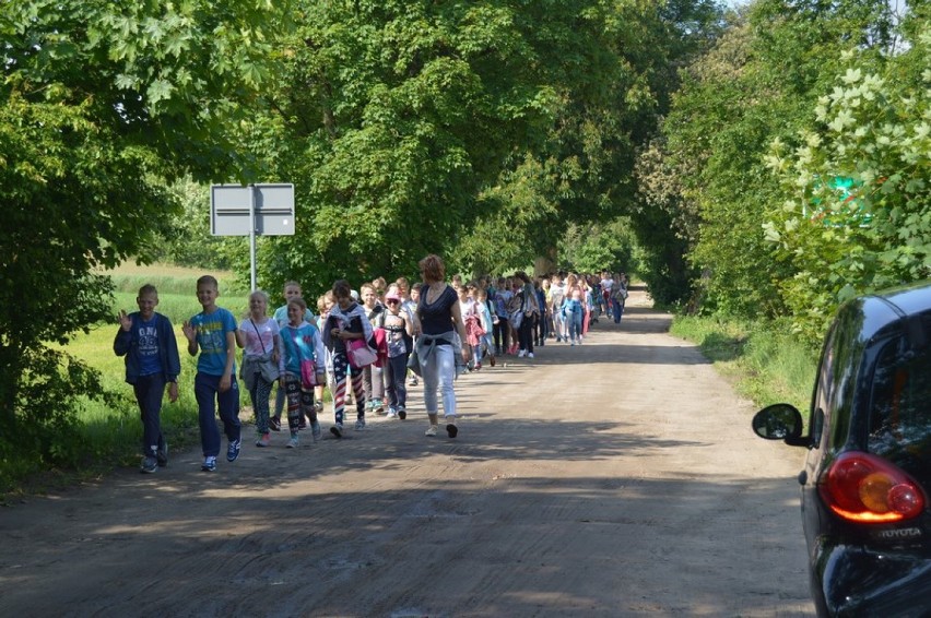 Dzieci ze szkół i przedszkoli gminy Somonino z okazji Dnia...