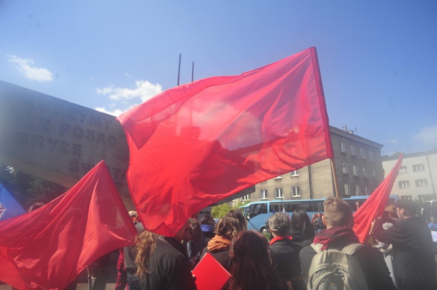 Święto 1 Maja w Krakowie. Przedstawiciele lewicy manifestowali pod pomnikiem Czynu Zbrojnego i krytykowali rząd PiS