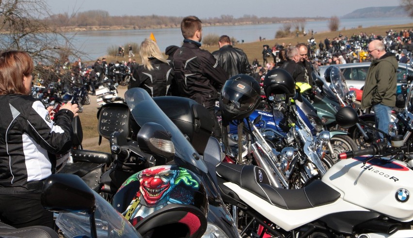 Kilkuset miłośników motocykli zebrało się w niedzielę (20...