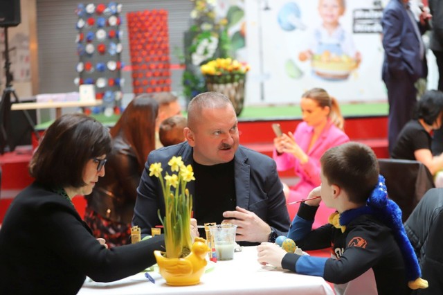 Włodzimierz Wielgus, zastępca dyrektora do spraw organizacyjno-administracyjnych Wojewódzkiego Szpitala Zespolonego w Kielcach z żoną Beatą,  właścicielką apteki w Bilczy, i wnuczkiem Adasiem.