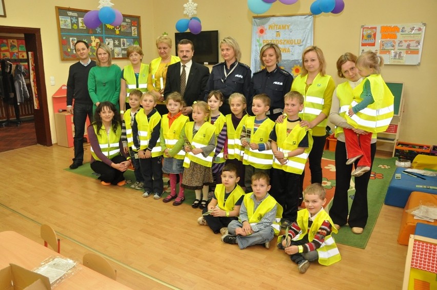 Policja w Lublińcu oraz dyrektor Śląskiego Oddziału ARiMR rozdawali dzieciom odblaskowe kamizelki