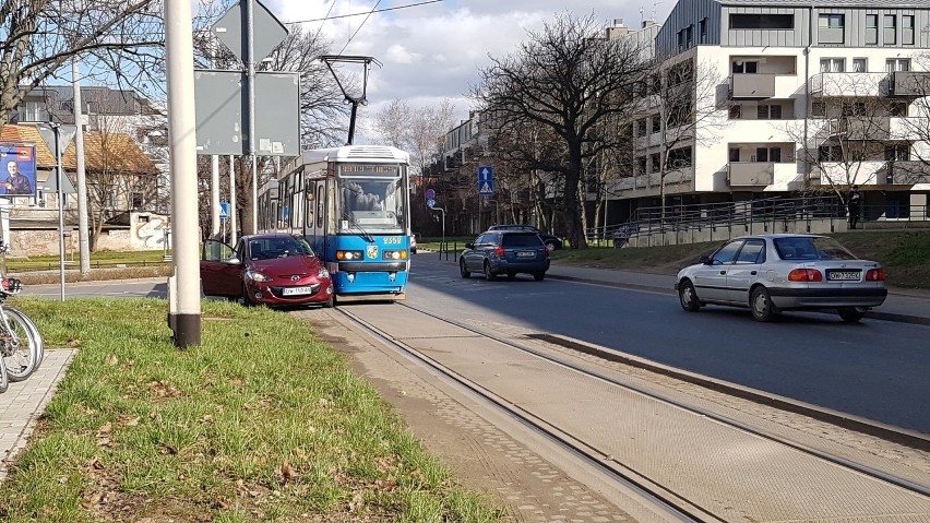 Uwaga. Zderzenie auta i tramwaju na ul. Krzyckiej we Wrocławiu. Są objazdy