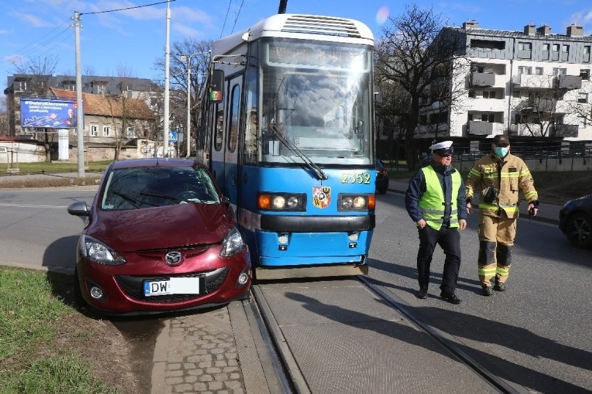Uwaga. Zderzenie auta i tramwaju na ul. Krzyckiej we Wrocławiu. Są objazdy