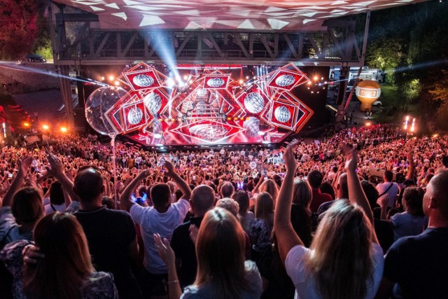 Drugi dzień na II Festiwalu Muzyki Tanecznej TVP w Kielcach upłynął pod znakiem światowych przebojów z lat 80-tych i 90-tych. Zabrzmiały hity Ace of Base, Fun Factory, No Mercy, Limahla i innych popularnych wykonawców. Mimo upływu lat, udowodnili, że wciąż są w znakomitej formie. Na widowni doskonale bawiły się pokolenia! Zobaczcie zdjęcia.

ZOBACZ TAKŻE: Zdjęcia wykonawców niedzielnego koncertu



II Festiwal Muzyki Tanecznej w Kielcach. Zobacz, co działo się w sobotę [WIDEO, ZDJĘCIA]