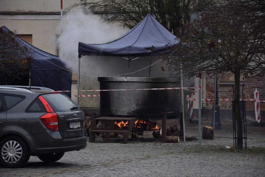 Półtora tony bigosu gotuje się na placu Wolności. Już jutro mieszkańcy będą mogli go spróbować