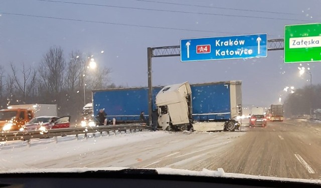 Wypadek tira na A4 w Chorzowie. Zablokowane trzy pasy ruchu!