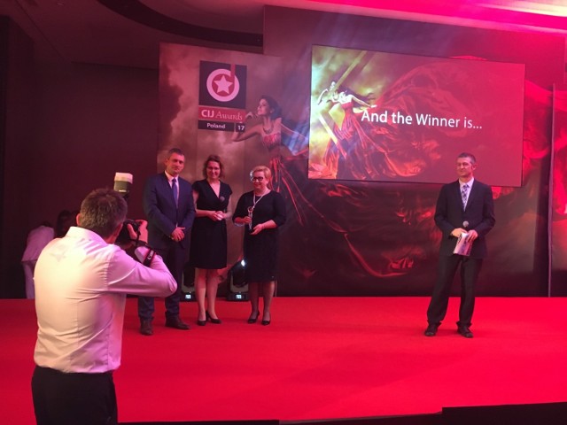 Gala CIJ Awards Poland odbyła się po raz 16. Nagrodę dla Bydgoszczy odebrała Edyta Wiwatowska (stoi trzecia od lewej), prezes Bydgoskiej Agencji Rozwoju Regionalnego.