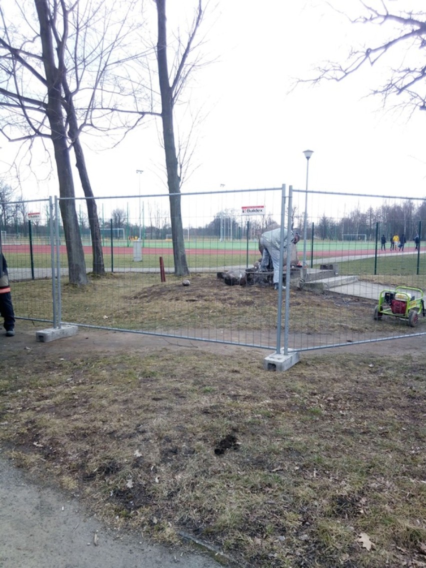 Zdemontowano obelisk poświęcony oficerom Korpusu Bezpieczeństwa Wewnętrznego w Legnicy [ZDJĘCIA]