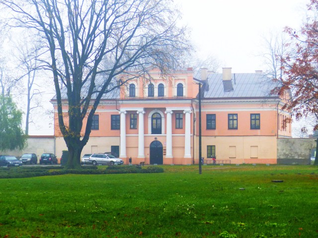 Walka o pałac w Złoczewie. Obecnie w zabytkowych wnętrzach znajduje się urząd miejski.