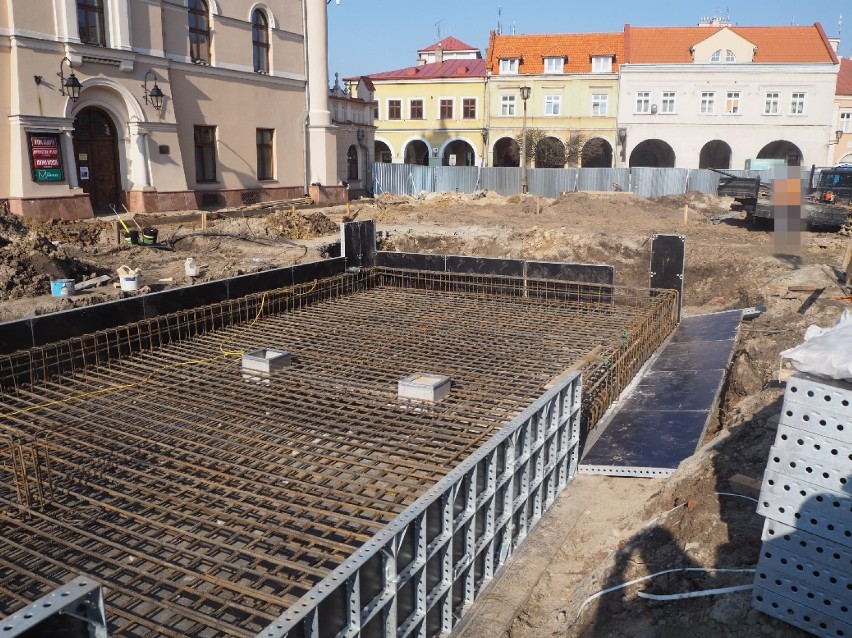 Zobacz jak zmienia się Rynek w Jarosławiu. Trwa jego remont [ZDJĘCIA]